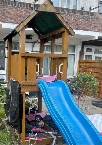 Hillhout buiten speelhuis beschikbaar voor biedingen