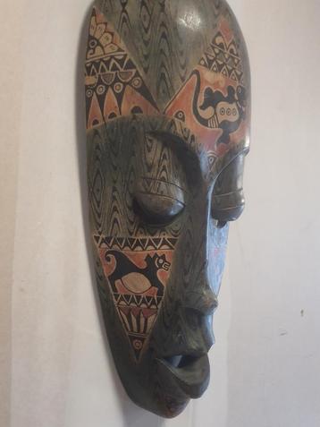 Houten Masker met Afrikaanse Motieven beschikbaar voor biedingen