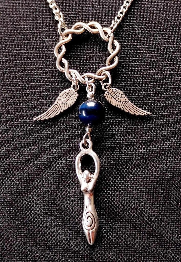 maangodin angel wings blauwe saffier, Sieraden, Tassen en Uiterlijk, Kettinghangers, Nieuw, Steen of Mineraal, Ophalen of Verzenden