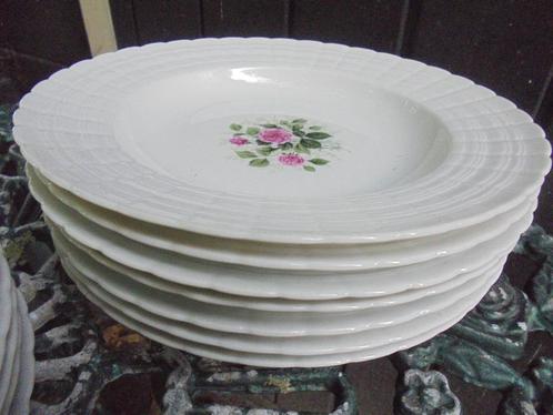 7 diepe borden Hutschenreuther met roze roosjes / gipskruid, Antiek en Kunst, Antiek | Servies los, Ophalen of Verzenden