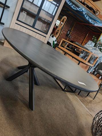 Ovale Beton Tafel - Basalt (outlet) beschikbaar voor biedingen