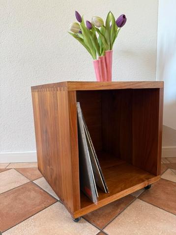 Vintage bijzettafel - lp kastje - kubus - teakhout beschikbaar voor biedingen