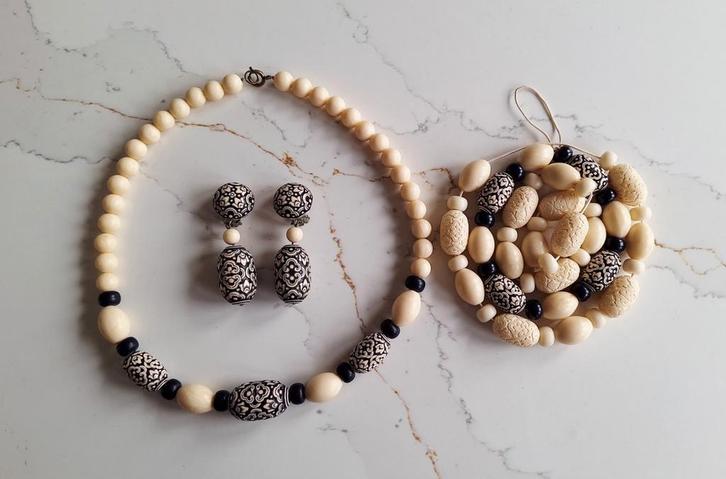 Vintage kralen ketting, drie armbanden & oorbellen set, Sieraden, Tassen en Uiterlijk, Kettingen, Zo goed als nieuw, Kunststof