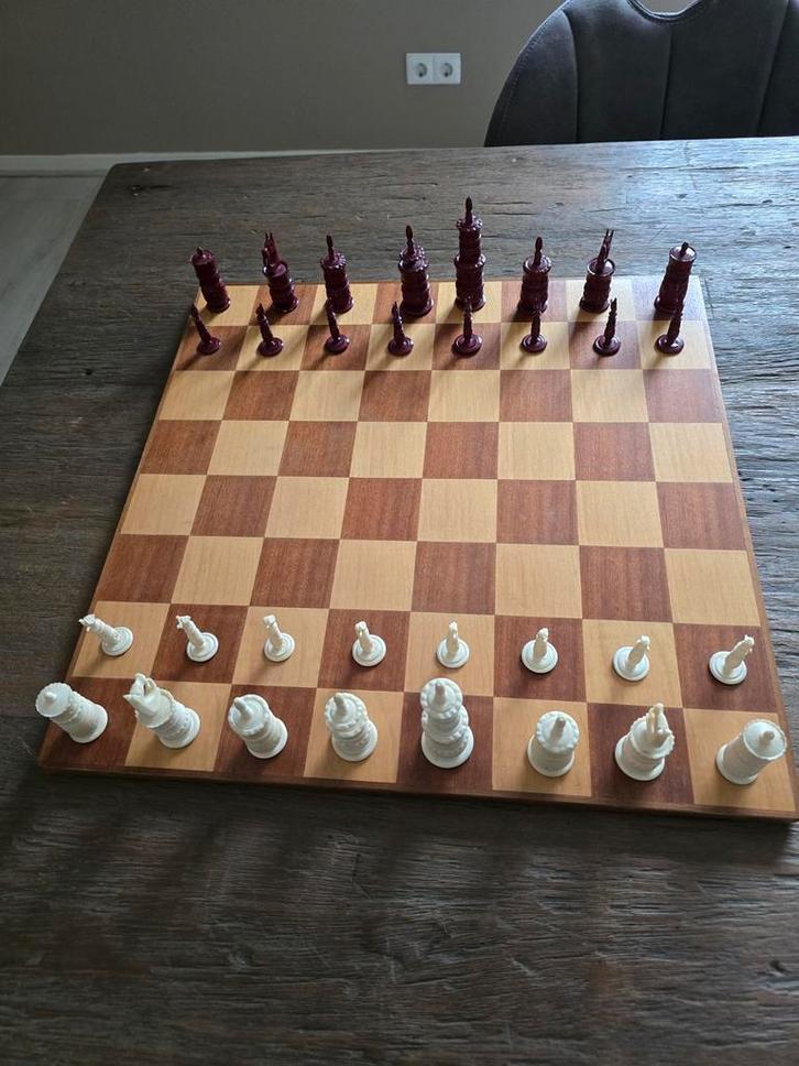 Antiek Schaakspel met Bijzondere Stukken, Hobby en Vrije tijd, Gezelschapsspellen | Bordspellen, Gebruikt, Een of twee spelers