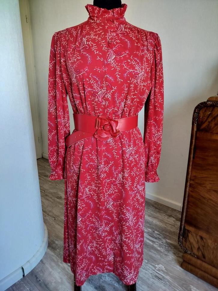 Vintage jurk met bloemenprint, Kleding | Dames, Jurken, Zo goed als nieuw, Maat 38/40 (M), Rood, Onder de knie, Ophalen of Verzenden