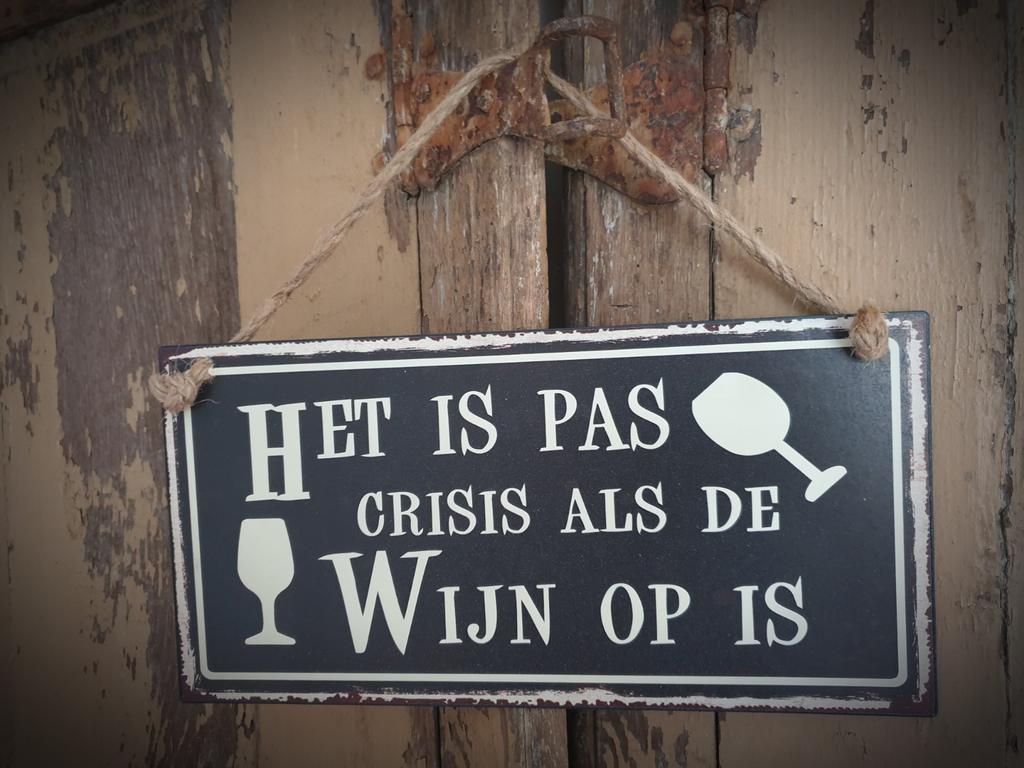 Metalen tekst bord "Crisis als de wijn op is" spreuk, Ophalen of Verzenden, Nieuw