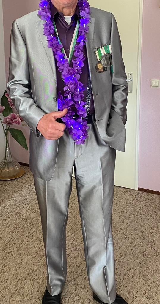 Zilverkleurig Herenkostuum mt. 50., Ophalen of Verzenden, Zo goed als nieuw, Maat 48/50 (M)