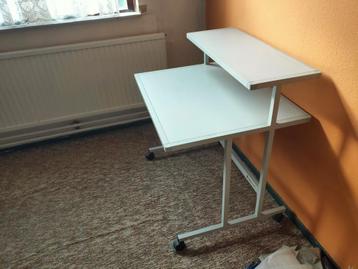 Bureau met 2 bladen beschikbaar voor biedingen
