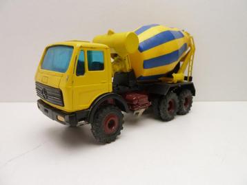 Mercedes met mixer  ''  Conrad '' beschikbaar voor biedingen