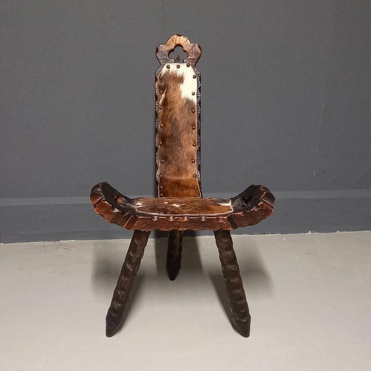 Antieke Spaanse drie-pootkruk, Antiek en Kunst, Antiek | Meubels | Stoelen en Banken, Ophalen of Verzenden