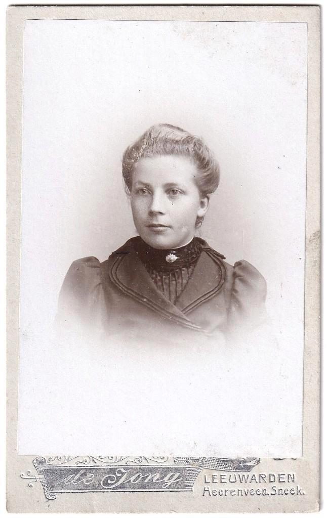 CDV - Portret Vrouw Mooie Jurk - Foto De Jong Leeuwarden -1, Verzamelen, Foto's en Prenten, Gebruikt, Foto, Overige onderwerpen