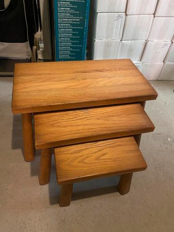 Eiken houten bijzet tafeltjes beschikbaar voor biedingen