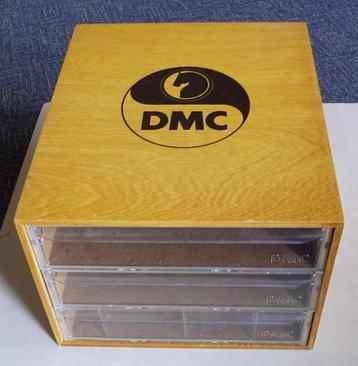 Nostalgie: vintage houten kastje DMC voor borduurgaren beschikbaar voor biedingen