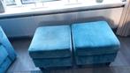 Twee blauwe  velours poefjes, Huis en Inrichting, Banken | Voetenbanken en Poefen, Ophalen, Zo goed als nieuw, 50 tot 75 cm, Vierkant