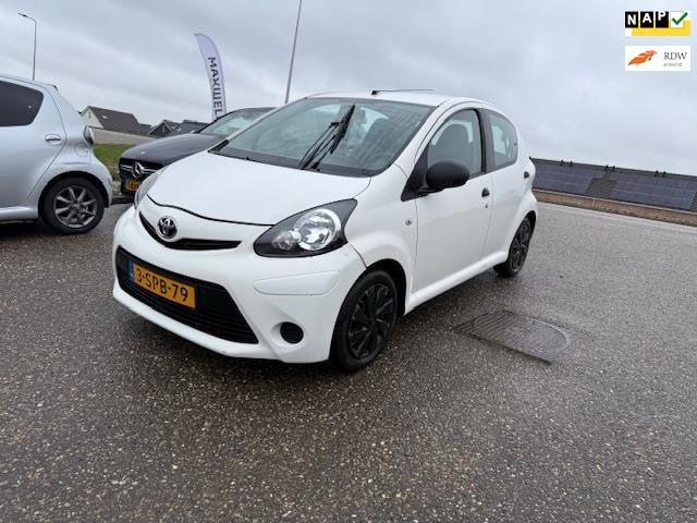 Toyota Aygo 1.0 VVT-i Now Airco NAP APK 11-26 Elek.pakket, Auto's, Toyota, Bedrijf, Te koop, Aygo, ABS, Airbags, Airconditioning