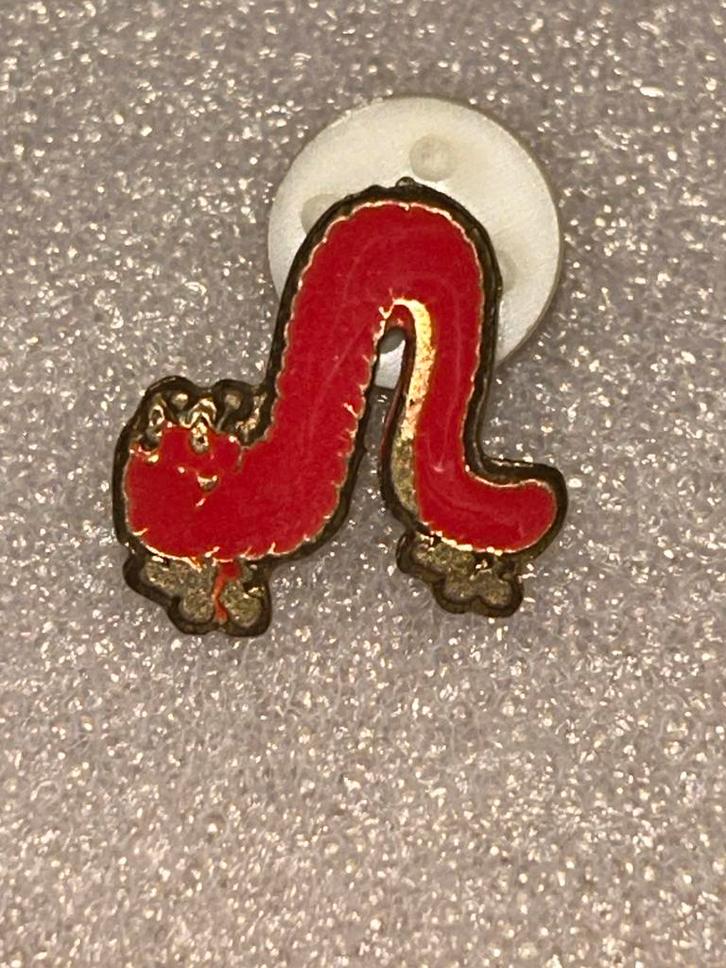 Pin worm, Verzamelen, Speldjes, Pins en Buttons, Zo goed als nieuw, Speldje of Pin, Dier of Natuur, Ophalen of Verzenden