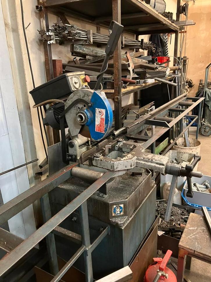 Inventaris metaal werkplaats., Doe-het-zelf en Verbouw, Gereedschap | Zaagmachines, Gebruikt, Afkortzaag, 1200 watt of meer, 30 tot 70 mm