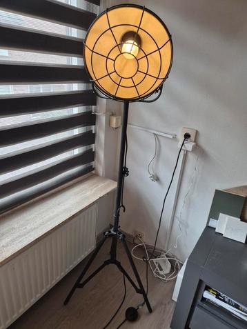 Industriële lamp zwart hoogte verstelbaar  beschikbaar voor biedingen