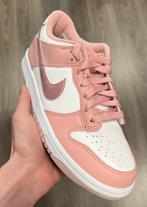 Nike Dunk low pink velvet sneakers - Maat 37.5, Kleding | Dames, Schoenen, Nike, Nieuw, Ophalen of Verzenden, Sneakers of Gympen