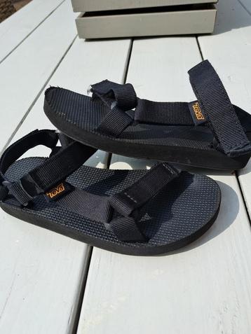 TEVA sandalen maat 33/34 in prima staat beschikbaar voor biedingen