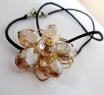Prachtige grote Glas bloem hanger aan mooie ketting beschikbaar voor biedingen