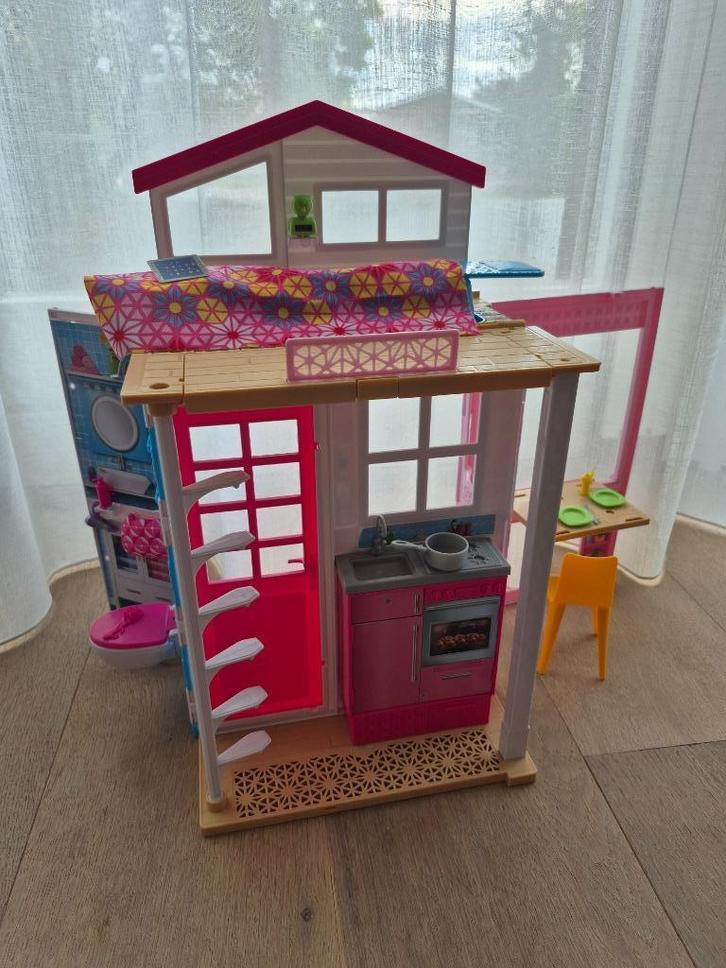 Barbie Twee Verdiepingen Huis, Kinderen en Baby's, Speelgoed | Poppen, Zo goed als nieuw, Barbie, Ophalen of Verzenden