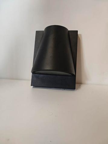 Moderne zwarte wandlamp beschikbaar voor biedingen