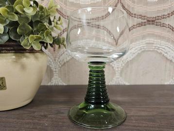 Roemer vintage wijnglas op groene brede voet retro servies beschikbaar voor biedingen