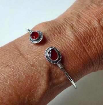 Zilveren armband: 2 x rode kristallen, kabelrand zetting beschikbaar voor biedingen