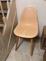 Beige kuipstoel kapot want 3 poten ipv 4, Huis en Inrichting, Stoelen, Ophalen, Kunststof, Gebruikt, Overige kleuren
