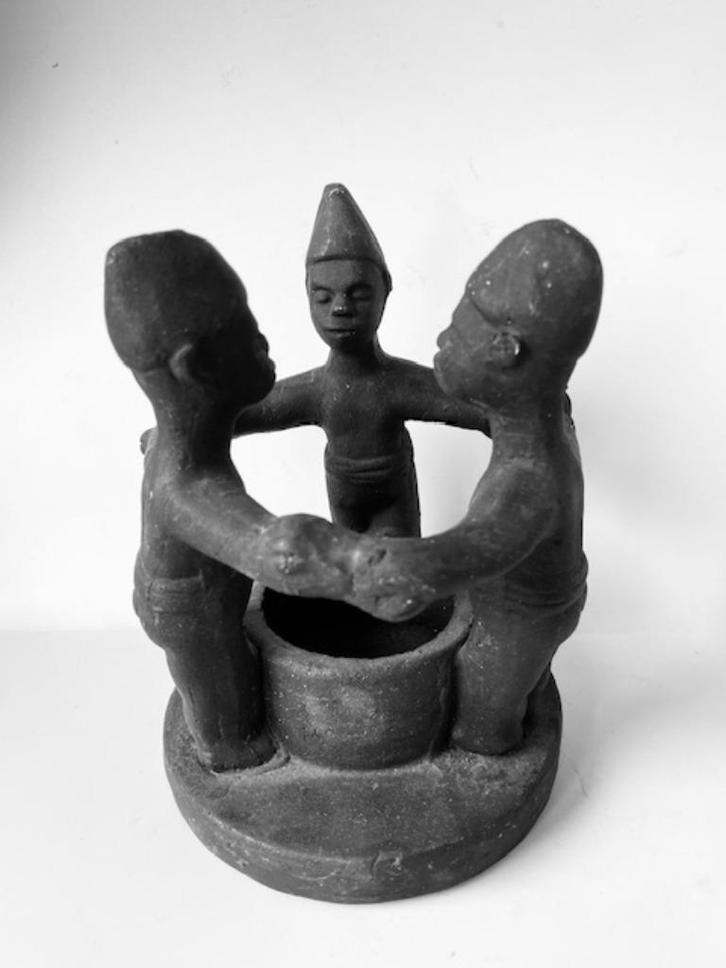 Vintage Afrikaans beeld / vriendschapskring / tribal mannen., Antiek en Kunst, Kunst | Niet-Westerse kunst, Ophalen