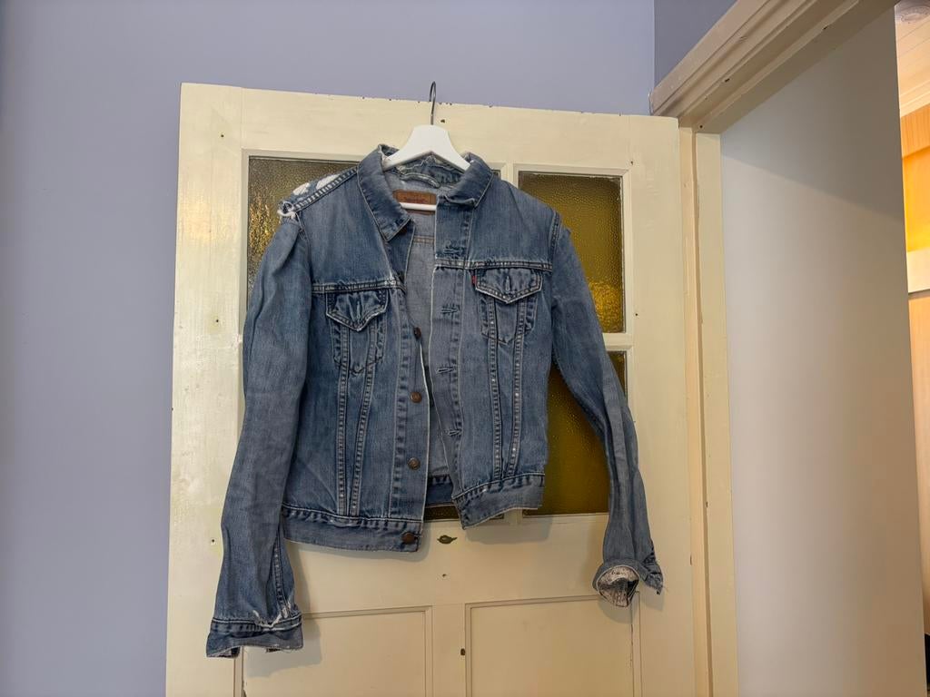 Levi’s spijkerjack M met bloemendetail, Kleding | Dames, Jasjes, Kostuums en Pakken, Zo goed als nieuw, Jasje, Maat 38/40 (M)