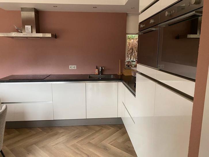 Keuken greeploos, Huis en Inrichting, Keuken | Complete keukens, Gebruikt, Hoekkeuken, Wit, Composiet, Greeploos, Ophalen