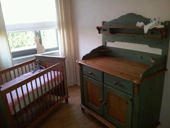 complete nette houten babykamer met commode en ledikant, Kinderen en Baby's, Babywiegjes en Ledikanten, Zo goed als nieuw, Ledikant