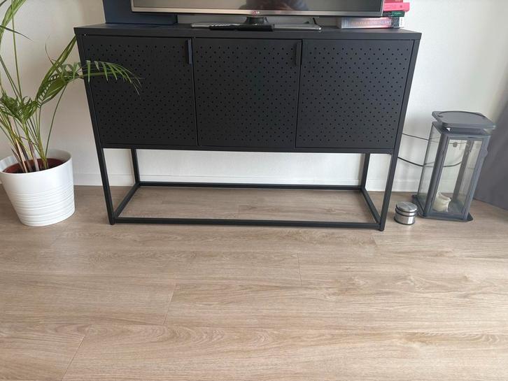 JYSK Virum Dressoir - Zwart - 3 Deuren, Huis en Inrichting, Kasten | Dressoirs, Zo goed als nieuw, 100 tot 150 cm, 25 tot 50 cm