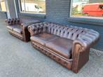 Chesterfield 2 x 2.5 zit banken bruin GRATIS BEZORGD, Huis en Inrichting, Banken | Voetenbanken en Poefen, Gebruikt, 125 cm of meer