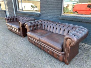 Chesterfield 2 x 2.5 zit banken bruin GRATIS BEZORGD  beschikbaar voor biedingen