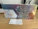 Prismatic premium collection box, Hobby en Vrije tijd, Verzamelkaartspellen | Pokémon, Ophalen of Verzenden, Nieuw, Boosterbox