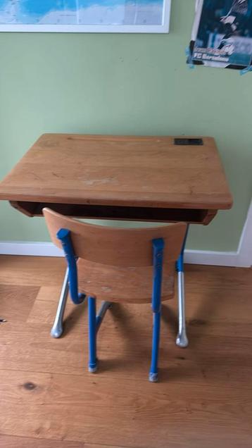 Vintage schoolbureaus met stoelen – in goede staat beschikbaar voor biedingen
