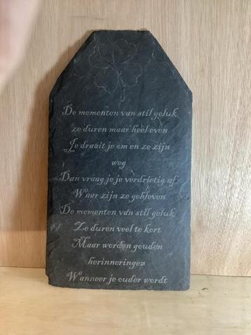 Gegraveerde Leisteen met Gedicht beschikbaar voor biedingen