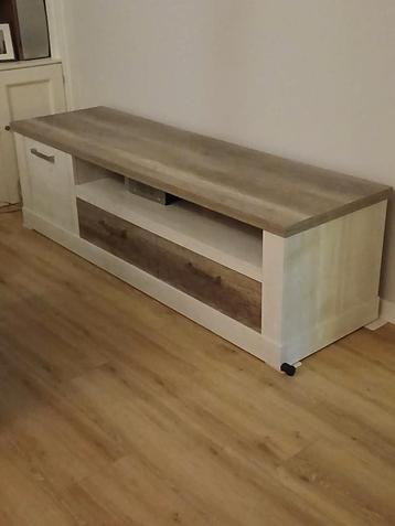 Tv meubel beschikbaar voor biedingen