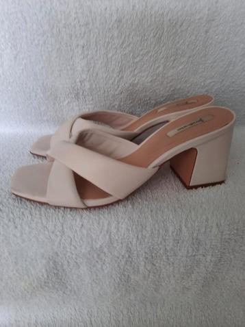 Stradivarius Beige Slippers Maat 38 beschikbaar voor biedingen