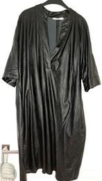 Prachtige zwarte leatherlook jurk mer v hals van MAT maat L, Kleding | Dames, Grote Maten, Ophalen of Verzenden, Zo goed als nieuw