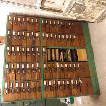 Ladenkast vintage , industrieel met mooi patina  beschikbaar voor biedingen