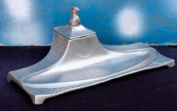 Inkpot/penhouder. Tin .Jugendstil. Ca 1900. Gesigneerd.  beschikbaar voor biedingen