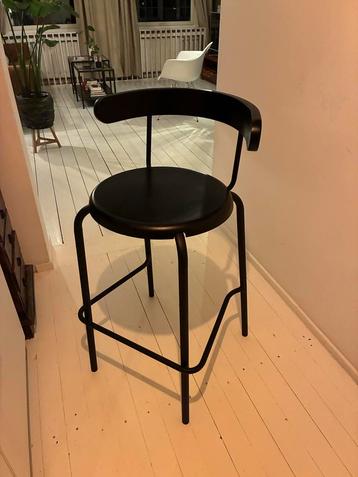 Zwarte design barkruk beschikbaar voor biedingen
