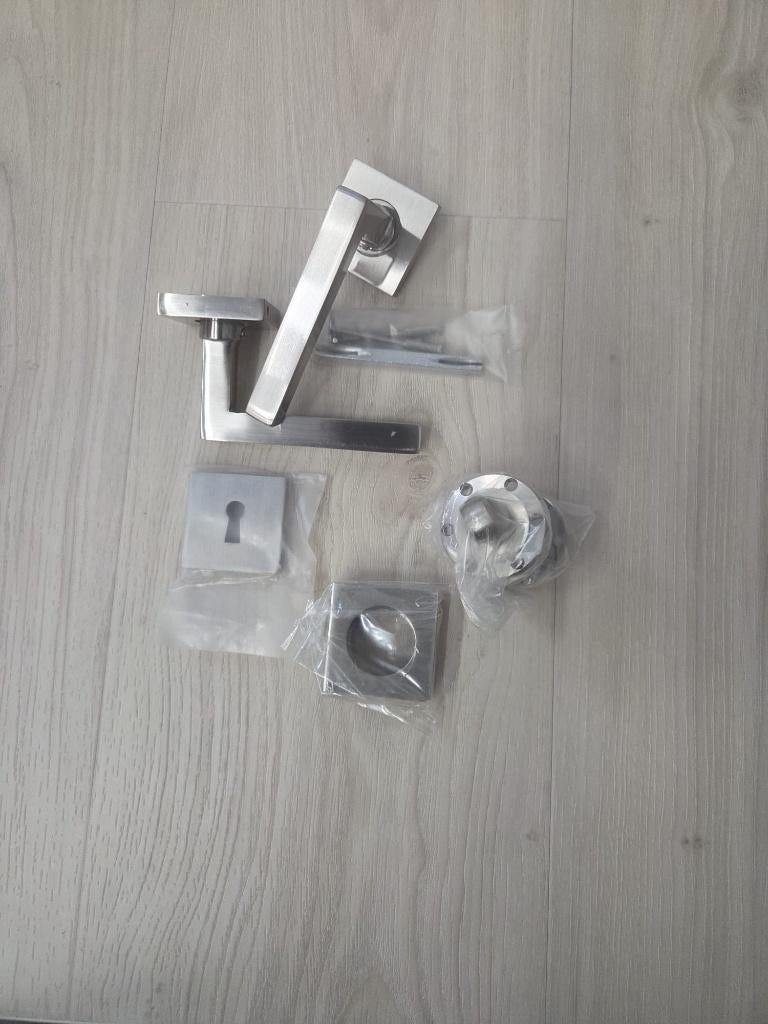 Deurklinken met toiletgarnituur en sleutelrozet, Doe-het-zelf en Verbouw, Hang- en Sluitwerk, Ophalen of Verzenden, Nieuw, Rvs