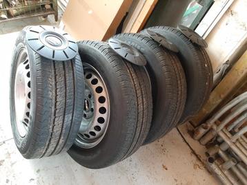 stalen velgen met zo goed als nieuwe banden VW T 6 of T5  beschikbaar voor biedingen
