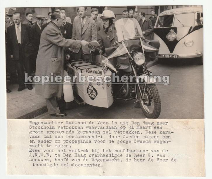 Vertrek wegenwacht Marinus de Veer A.N.W.B. Den Haag 1954, Verzamelen, Foto's en Prenten, Gebruikt, Foto, Overige onderwerpen