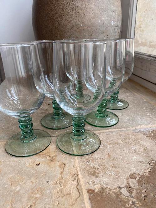 Brocante, vintage wijnglazen met groene bolletjes in steel, Antiek en Kunst, Antiek | Glas en Kristal, Ophalen of Verzenden
